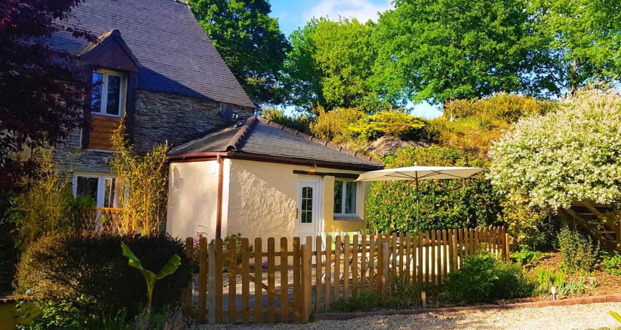 Le Vieux Moulin Gites - A Charming Stone Cottage With Garden View And Seasonal Pool Guégon Eksteriør billede